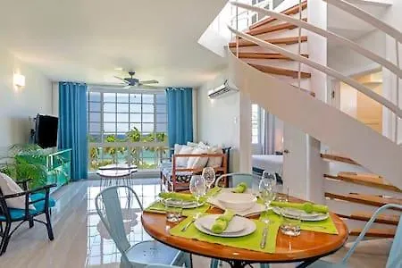 Ultra Modern 2Br Penthouse, Sleeps 5, Beach Front, Pool, Roof Patio, Montego Bay Apartment