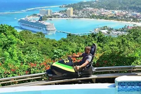 Ultra Modern 2Br Penthouse, Sleeps 5, Beach Front, Pool, Roof Patio, Montego Bay Apartment