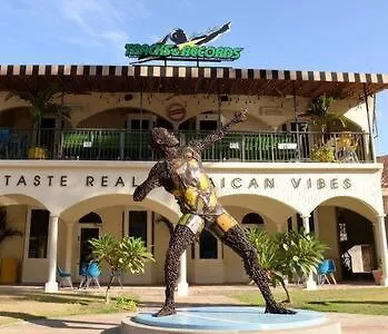 Ultra Modern 2Br Penthouse, Sleeps 5, Beach Front, Pool, Roof Patio, Montego Bay Apartment