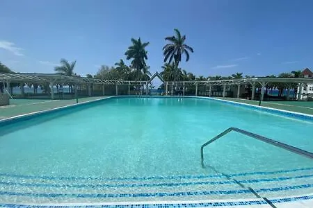 Ultra Modern 2Br Penthouse, Sleeps 5, Beach Front, Pool, Roof Patio, Montego Bay Apartment