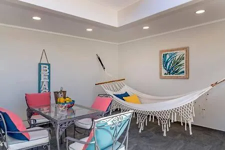 Ultra Modern 2Br Penthouse, Sleeps 5, Beach Front, Pool, Roof Patio, Montego Bay Apartment