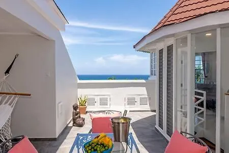 Ultra Modern 2Br Penthouse, Sleeps 5, Beach Front, Pool, Roof Patio, Montego Bay Apartment