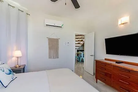 Ultra Modern 2Br Penthouse, Sleeps 5, Beach Front, Pool, Roof Patio, Montego Bay Apartment