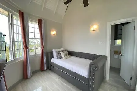 Ultra Modern 2Br Penthouse, Sleeps 5, Beach Front, Pool, Roof Patio, Montego Bay Apartment