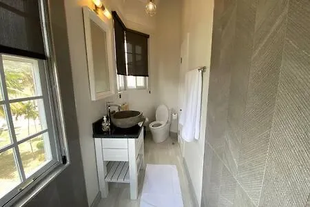 Ultra Modern 2Br Penthouse, Sleeps 5, Beach Front, Pool, Roof Patio, Montego Bay Apartment 0*,